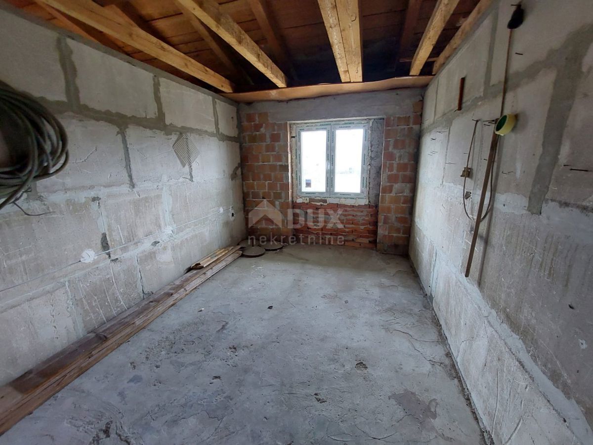 ISTRIA, ALBONA, DINTORNI - Casa su 3 piani in fase di ristrutturazione, a 2 km dal mare