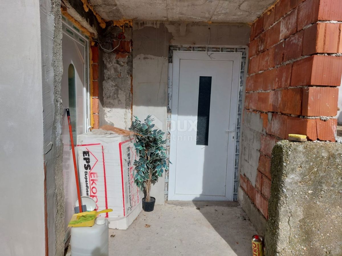 ISTRIA, ALBONA, DINTORNI - Casa su 3 piani in fase di ristrutturazione, a 2 km dal mare