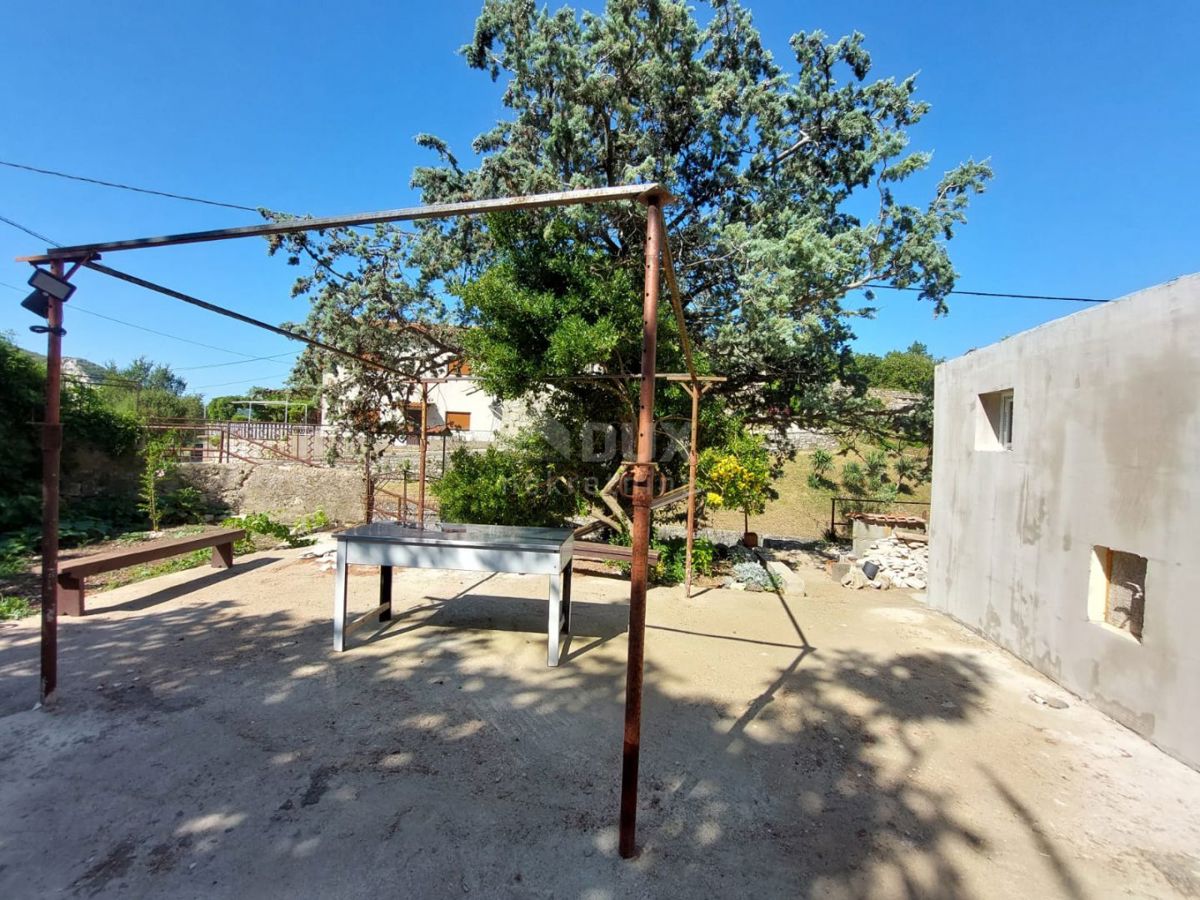 ISTRIA, ALBONA, DINTORNI - Casa su 3 piani in fase di ristrutturazione, a 2 km dal mare