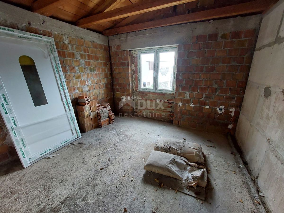 ISTRIA, ALBONA, DINTORNI - Casa su 3 piani in fase di ristrutturazione, a 2 km dal mare