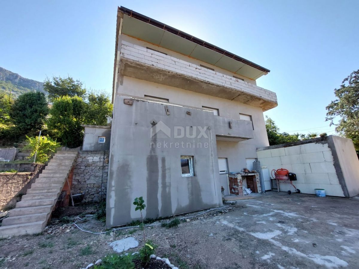 ISTRIA, ALBONA, DINTORNI - Casa su 3 piani in fase di ristrutturazione, a 2 km dal mare