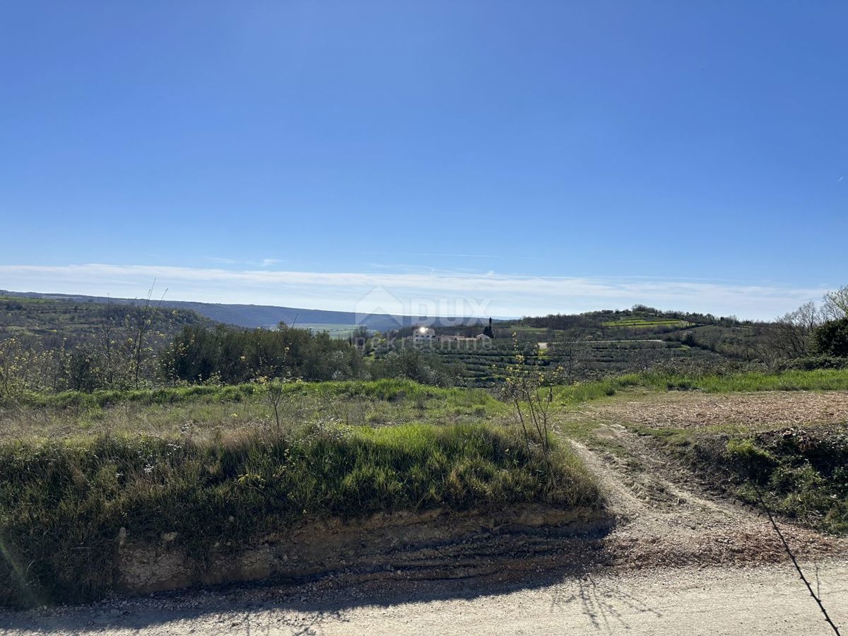 ISTRIA, BUJE - Terreno edificabile ai margini del paese con vista sul mare e sulla natura