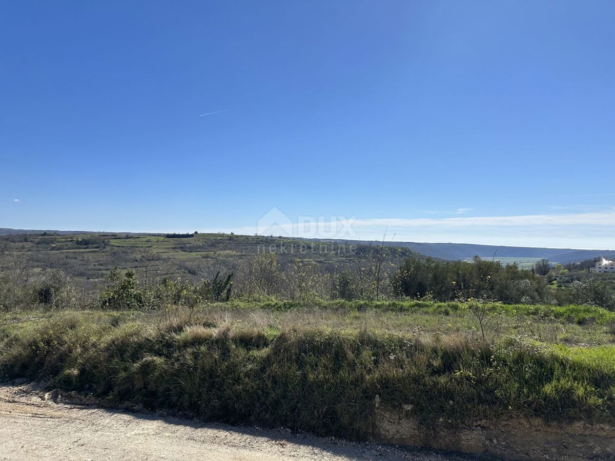 ISTRIA, BUJE - Terreno edificabile ai margini del paese con vista sul mare e sulla natura