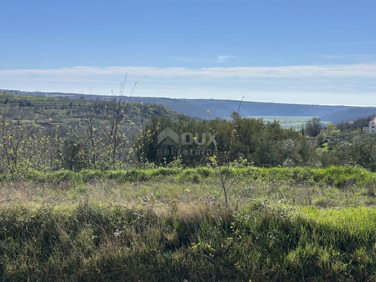 ISTRIA, BUJE - Terreno edificabile ai margini del paese con vista sul mare e sulla natura