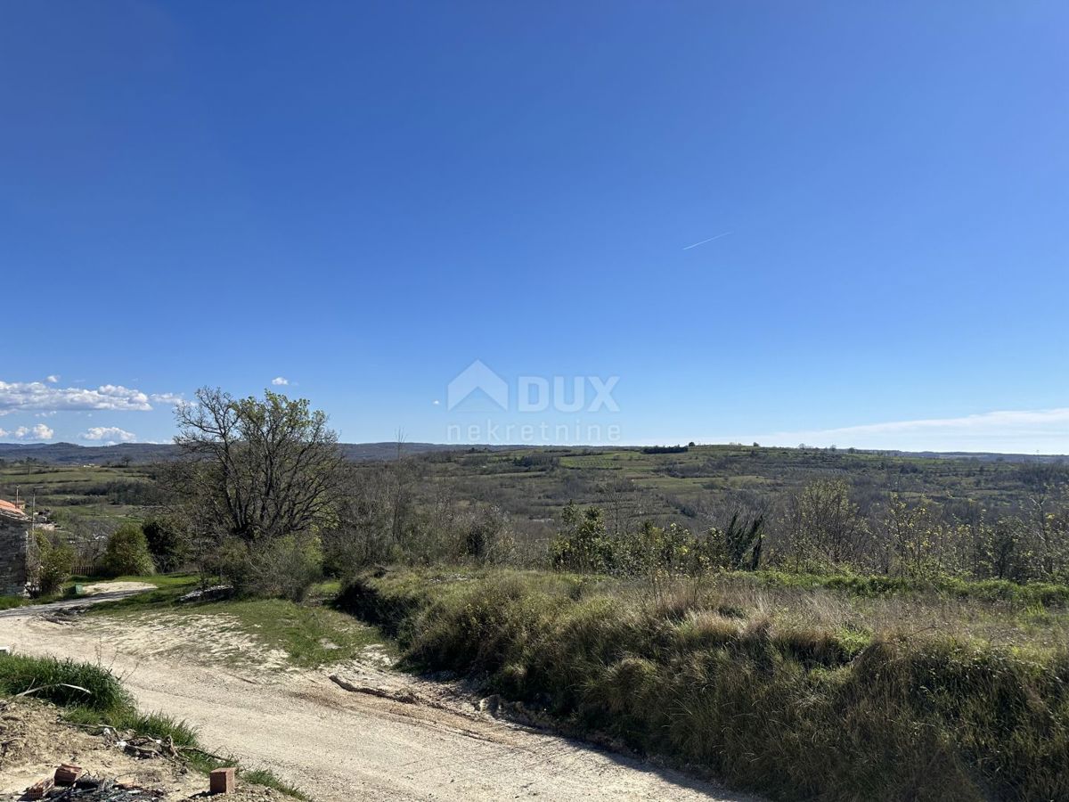 ISTRIA, BUJE - Terreno edificabile ai margini del paese con vista sul mare e sulla natura