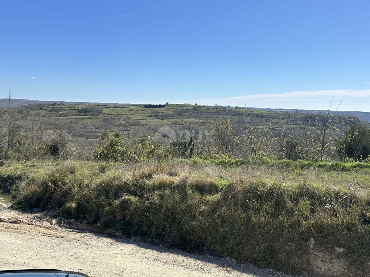 ISTRIA, BUJE - Terreno edificabile ai margini del paese con vista sul mare e sulla natura