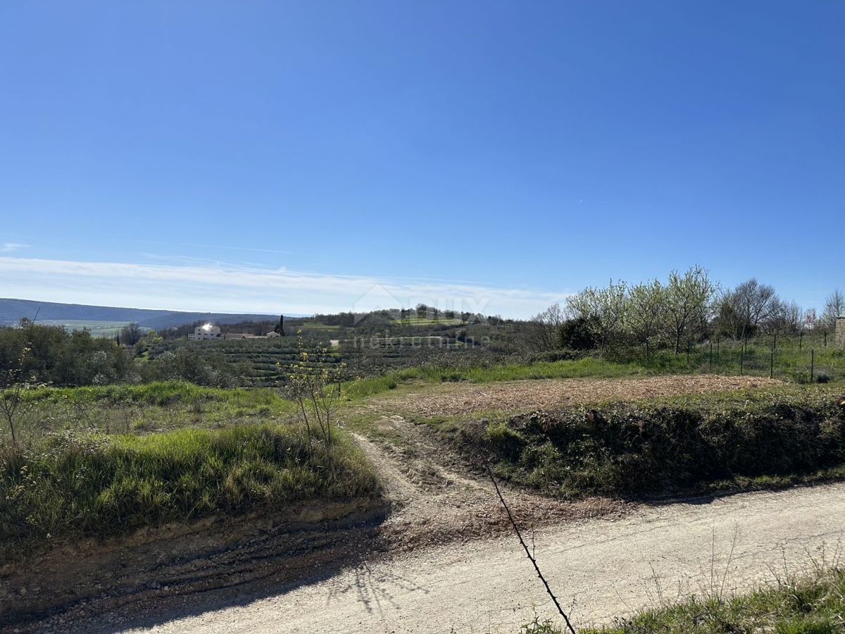 ISTRIA, BUJE - Terreno edificabile ai margini del paese con vista sul mare e sulla natura