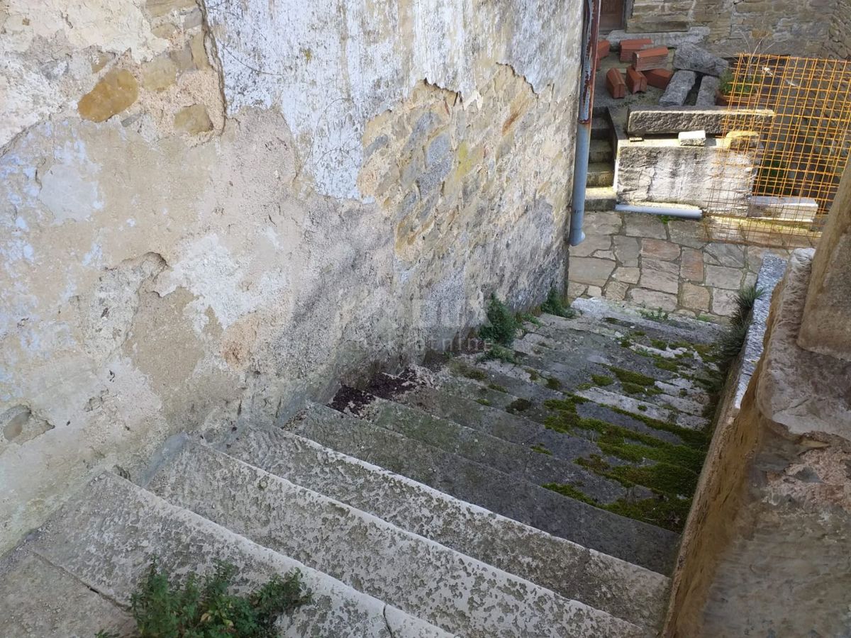 ISTRIA, MOTOVUN - Antica casa in pietra da ristrutturare