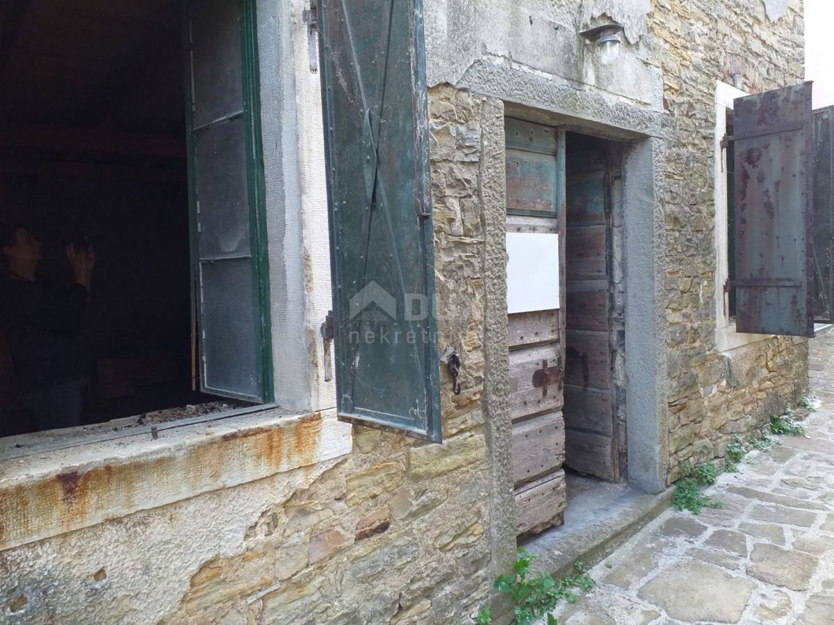 ISTRIA, MOTOVUN - Antica casa in pietra da ristrutturare