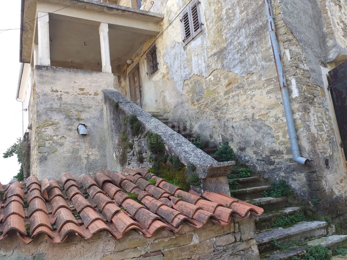 ISTRIA, MOTOVUN - Antica casa in pietra da ristrutturare
