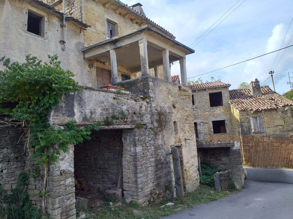 ISTRIA, MOTOVUN - Antica casa in pietra da ristrutturare