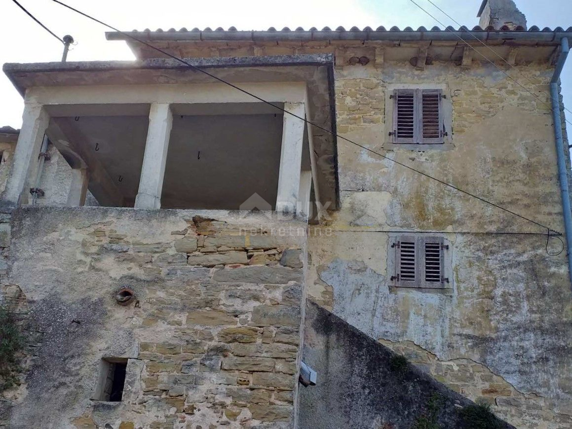 ISTRIA, MOTOVUN - Antica casa in pietra da ristrutturare