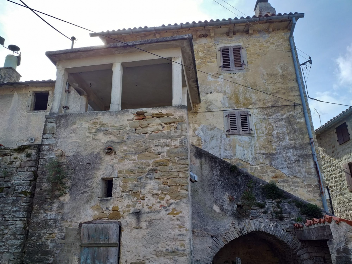 ISTRIA, MOTOVUN - Antica casa in pietra da ristrutturare