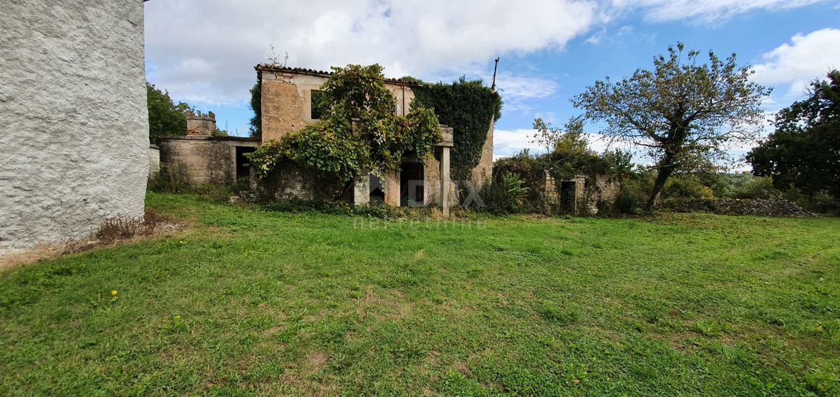 ISTRIA, GRAČIŠĆE - Proprietà 6880 m2 con casa in pietra in un tranquillo villaggio su una collina