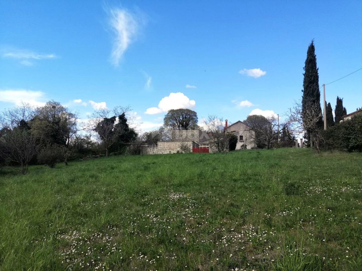 ISTRIA, ŽMINJ Proprietà per adattamento + terreno edificabile 3200 m2