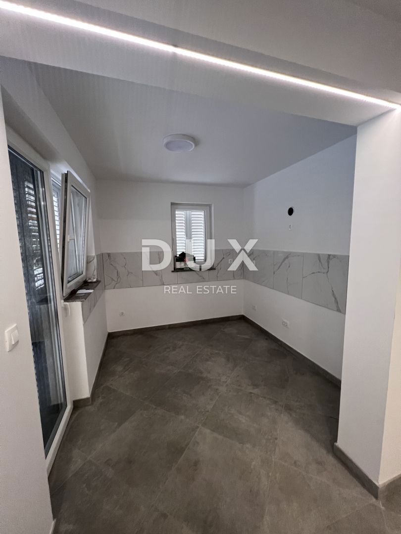 CRIKVENICA, JADRANOVO - Lussuosa villa bifamiliare con piscina!