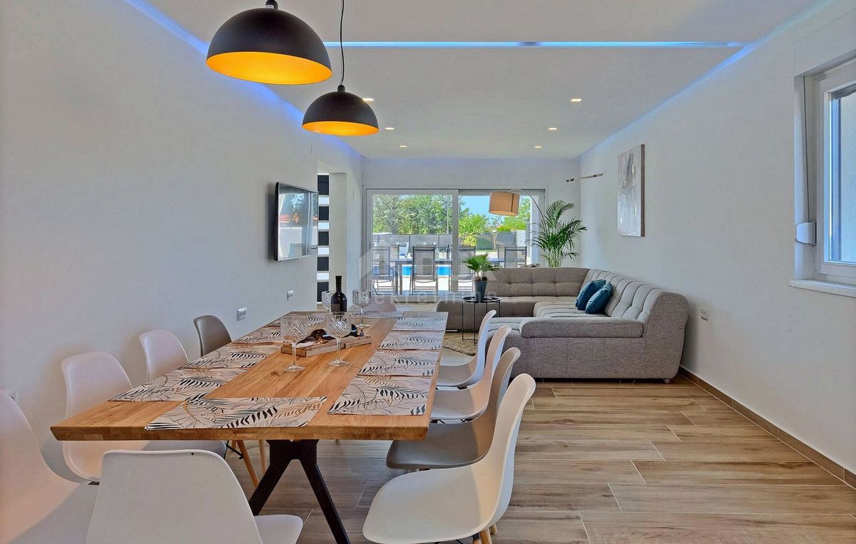 ISTRIA, MARČANA - Confortevole casa moderna con piscina