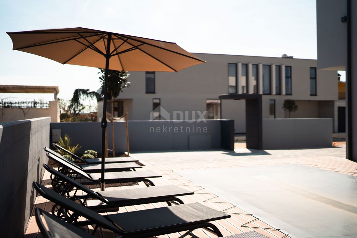 ISTRIA, POMER - Moderna casa bifamiliare con piscina vicino al mare