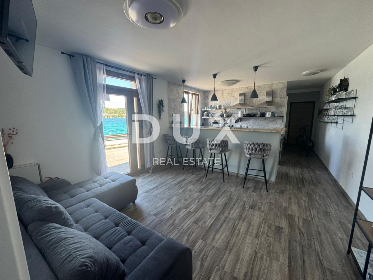 TISNO, MURTER - INVESTIMENTO! Spazio ufficio in prima fila al mare