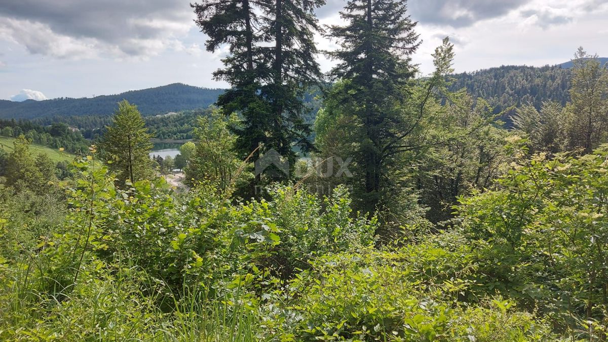 GORSKI KOTAR, FUŽINE - progetto unico nel cuore del Gorski kotar, terreno edificabile di 2086 m2 con progetto per una villa, opportunità di investimento!