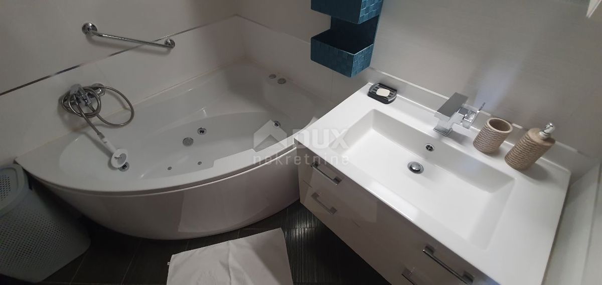 ISTRIA, PARENZO - Casa bifamiliare in una posizione privilegiata