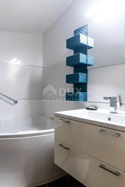 ISTRIA, PARENZO - Casa bifamiliare in una posizione privilegiata