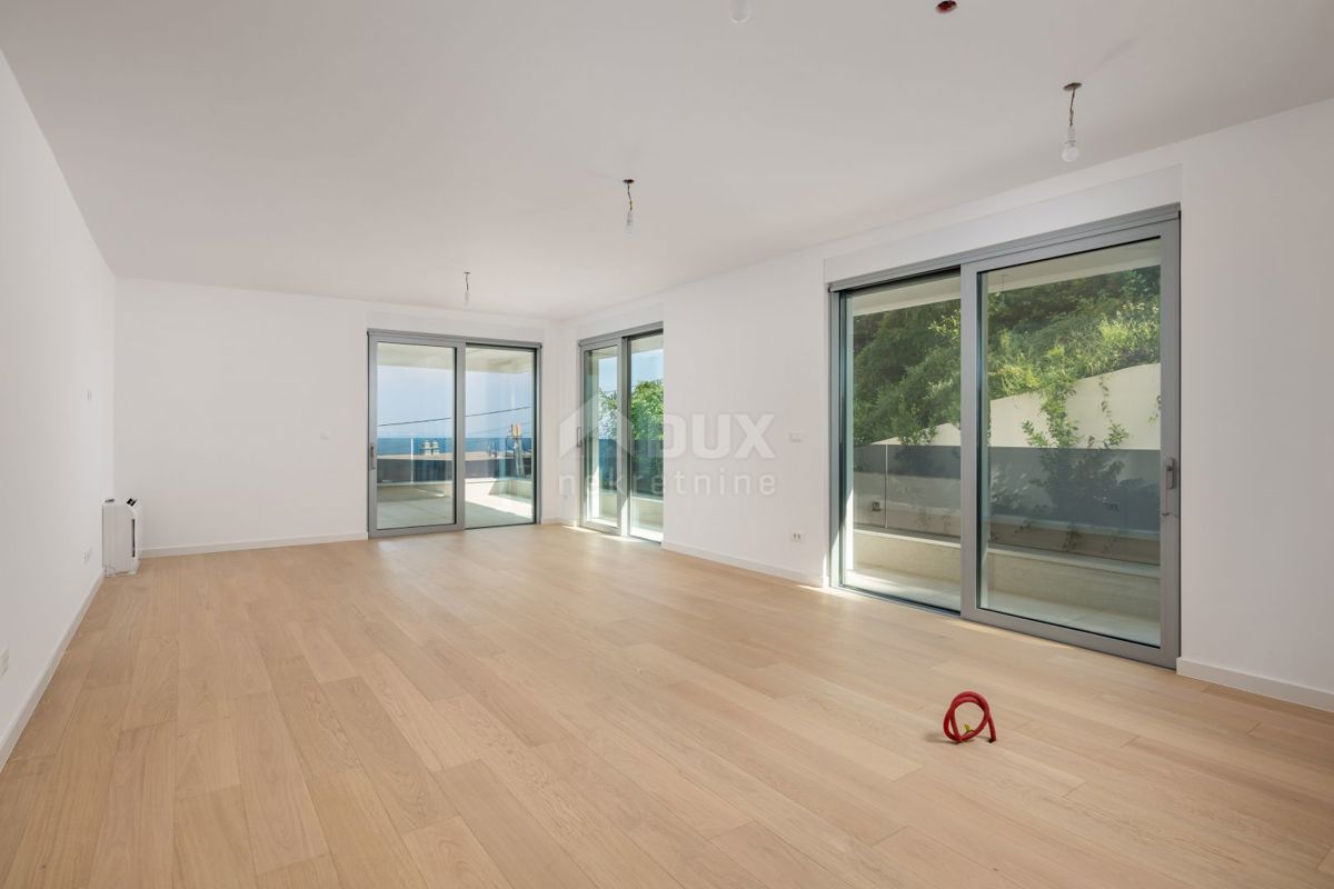 OPATIJA, CENTRO - appartamento in splendida costruzione nuova con vista mare, piscina condominiale, garage