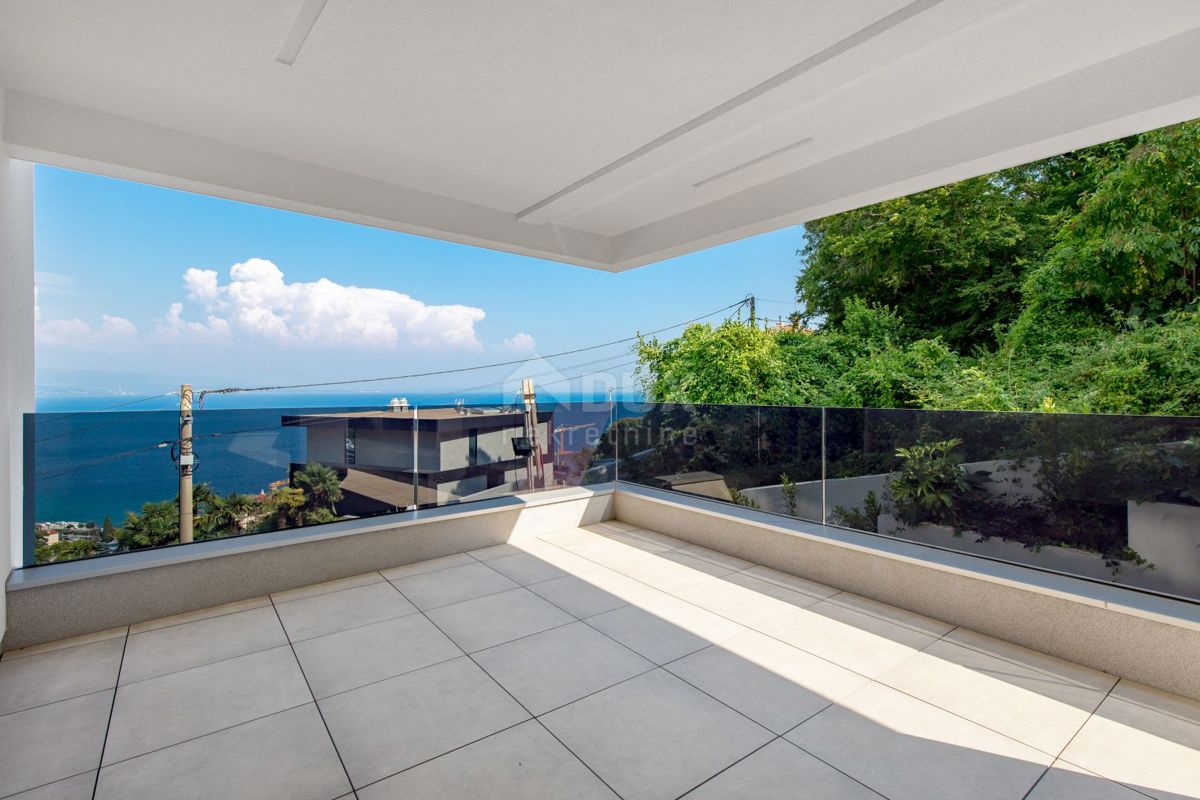 OPATIJA, CENTRO - appartamento in splendida costruzione nuova con vista mare, piscina condominiale, garage