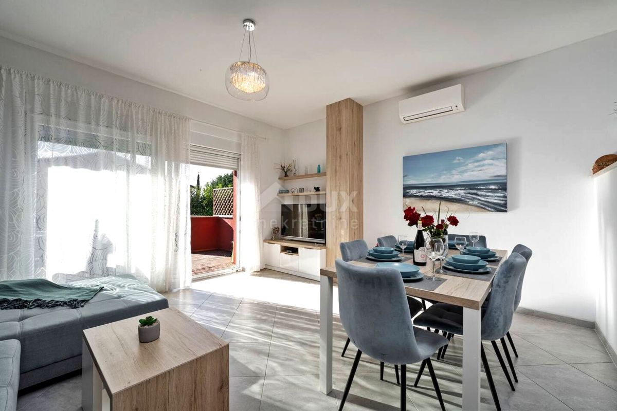 ISTRIA, UMAGO - Appartamento su due piani con giardino e piscina