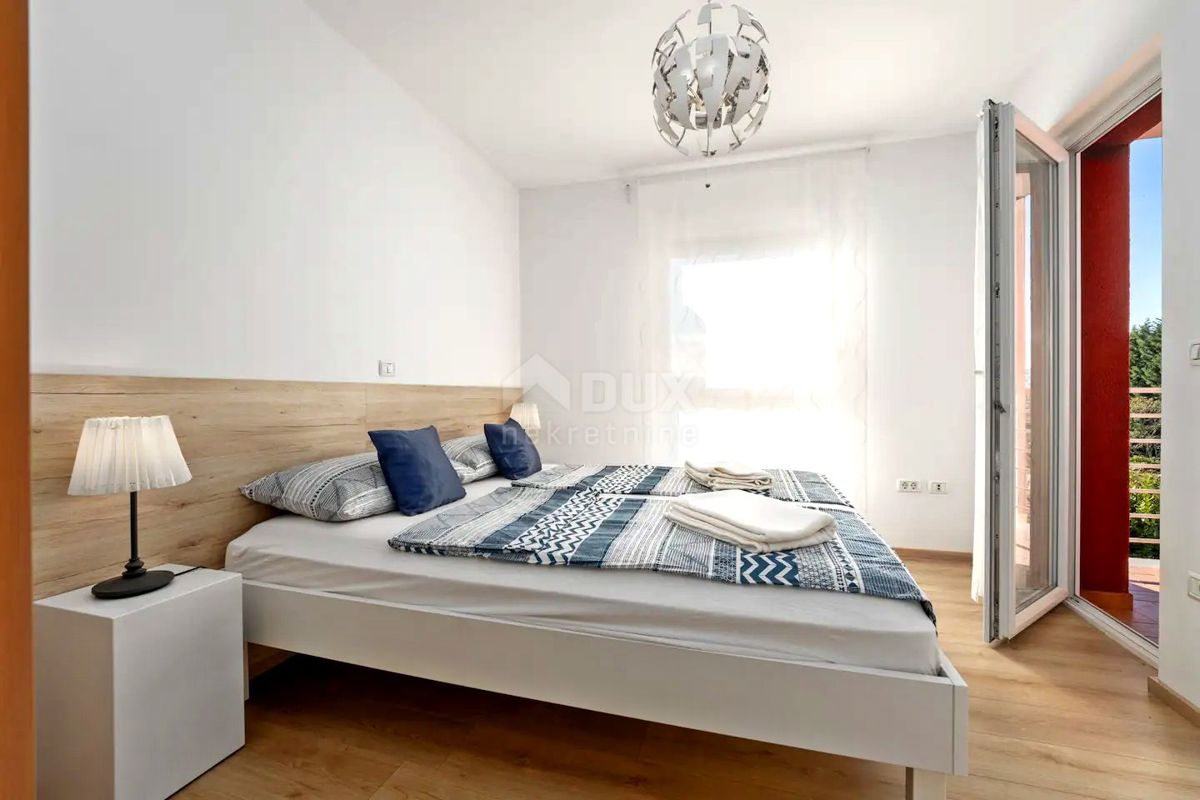 ISTRIA, UMAGO - Appartamento su due piani con giardino e piscina