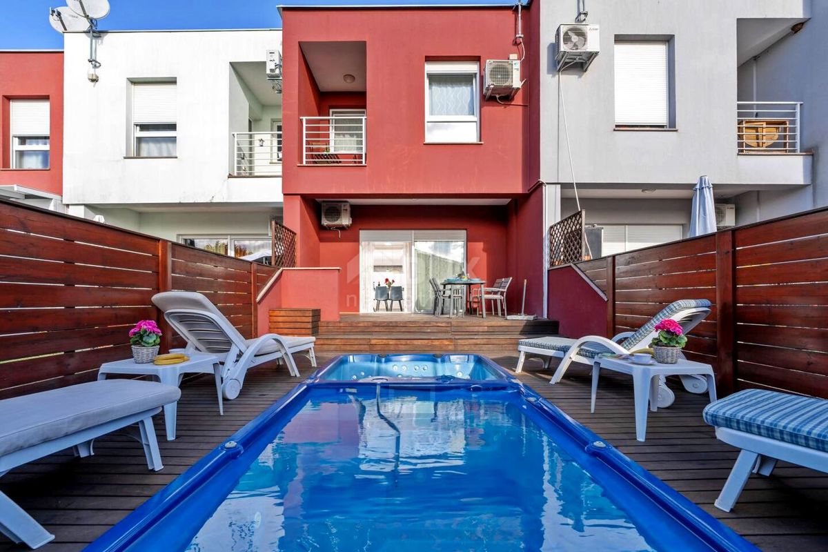 ISTRIA, UMAGO - Appartamento su due piani con giardino e piscina