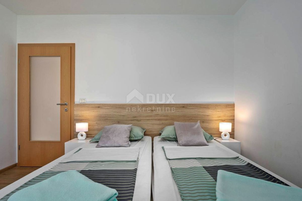 ISTRIA, UMAGO - Appartamento su due piani con giardino e piscina