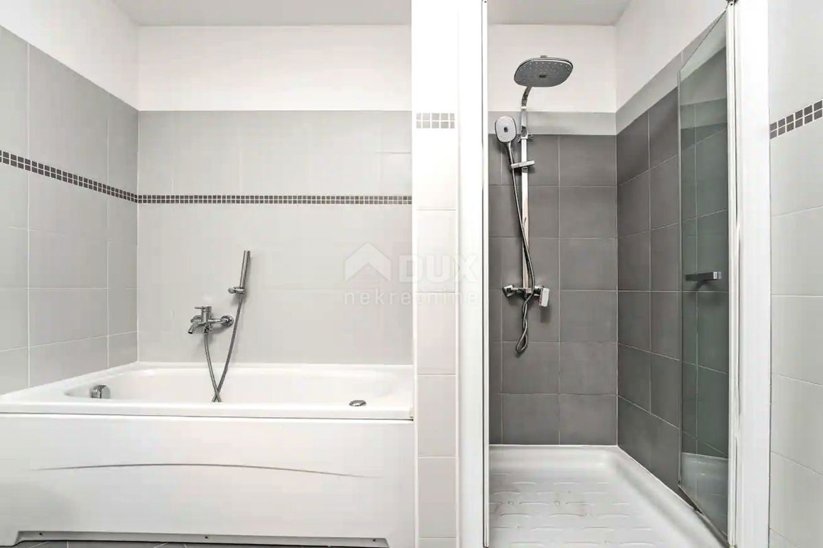 ISTRIA, UMAGO - Appartamento su due piani con giardino e piscina