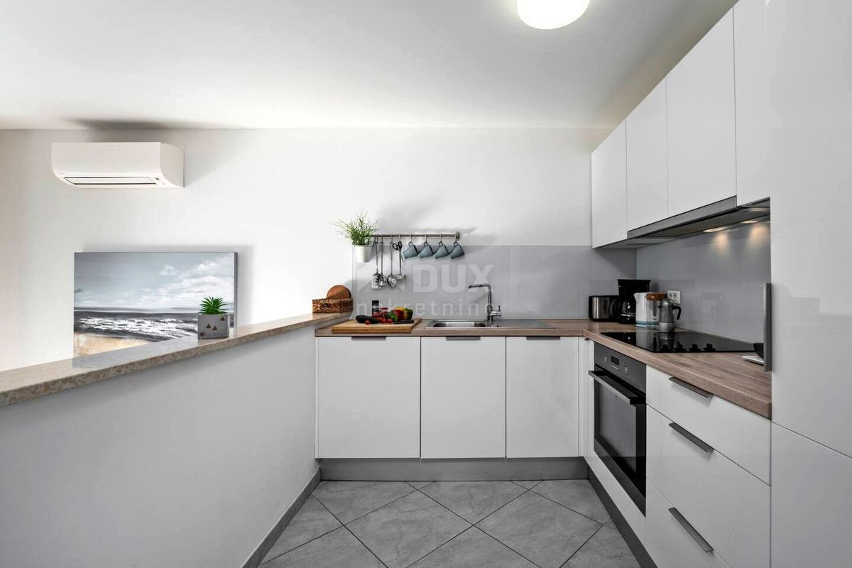 ISTRIA, UMAGO - Appartamento su due piani con giardino e piscina