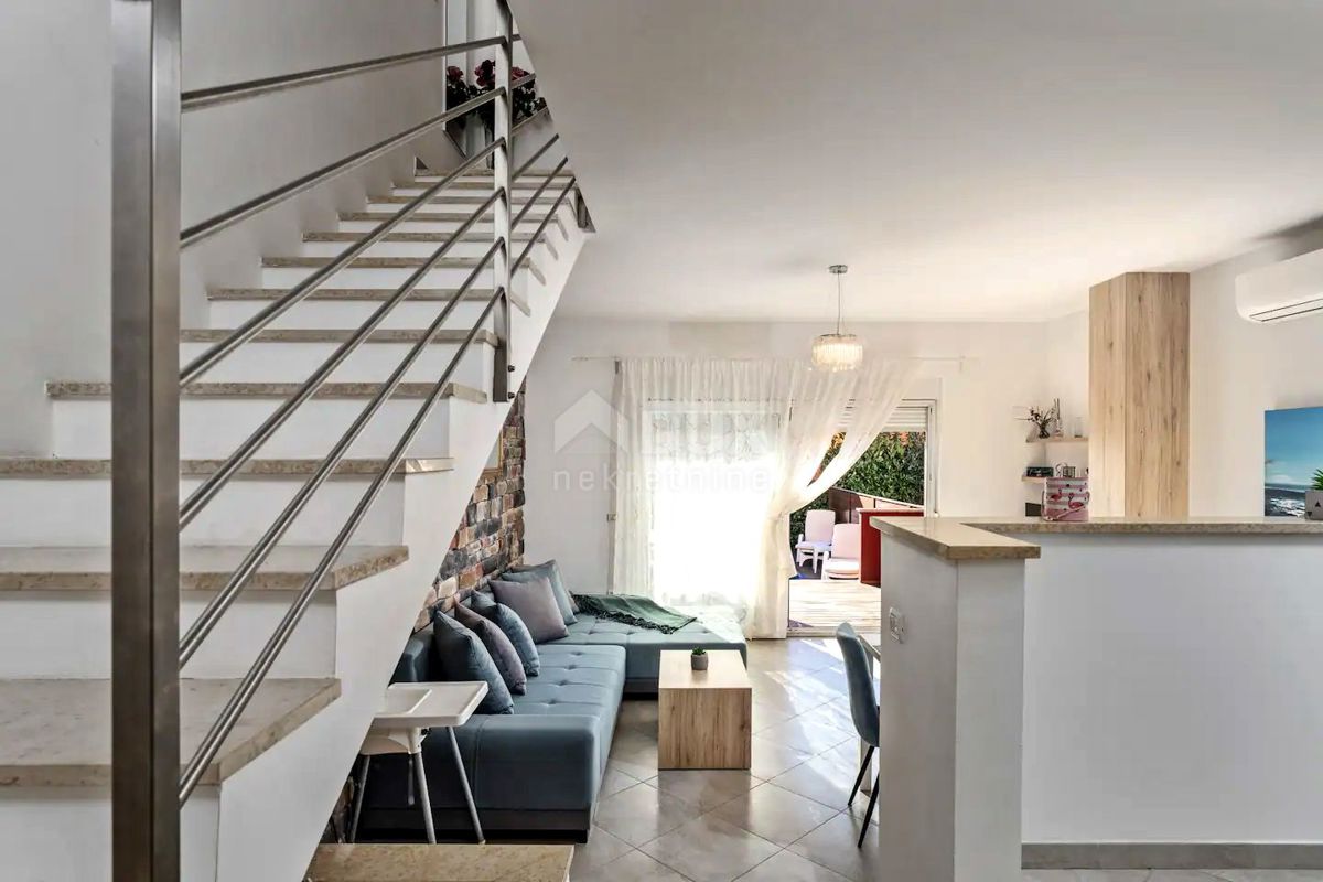 ISTRIA, UMAGO - Appartamento su due piani con giardino e piscina