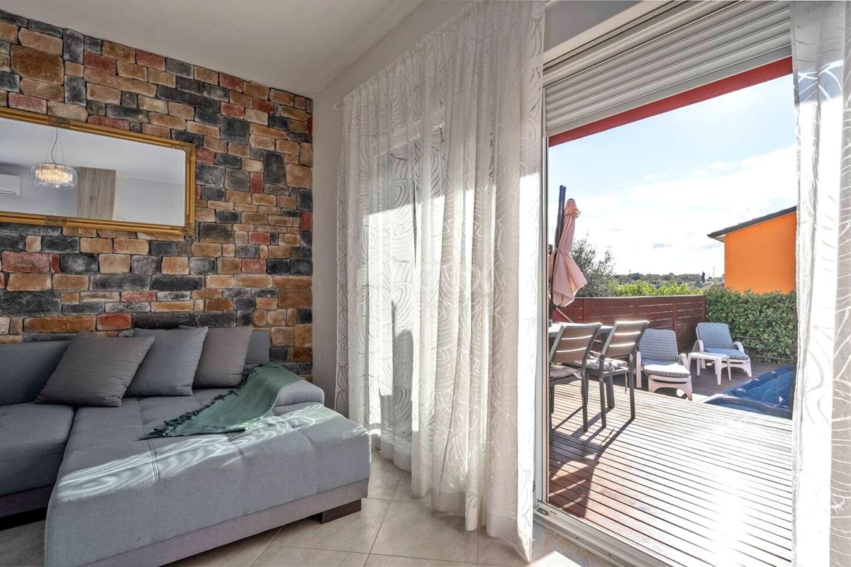 ISTRIA, UMAGO - Appartamento su due piani con giardino e piscina