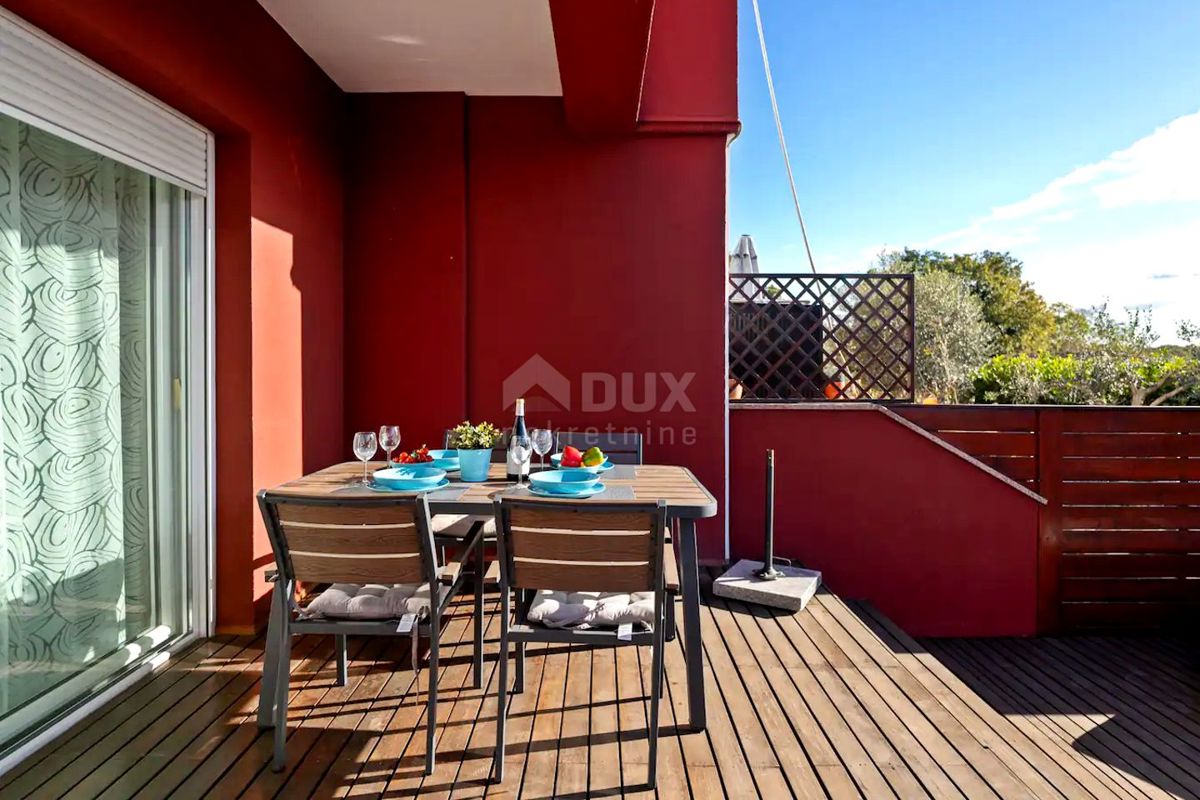 ISTRIA, UMAGO - Appartamento su due piani con giardino e piscina