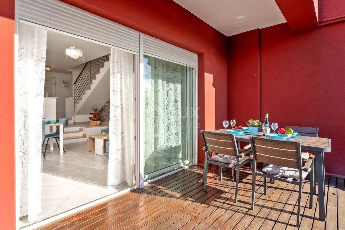 ISTRIA, UMAGO - Appartamento su due piani con giardino e piscina