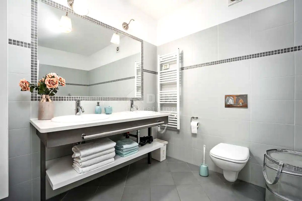 ISTRIA, UMAGO - Appartamento su due piani con giardino e piscina