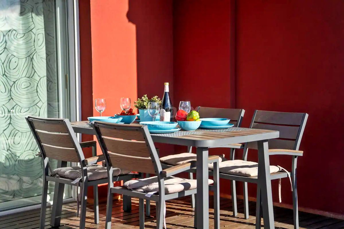 ISTRIA, UMAGO - Appartamento su due piani con giardino e piscina