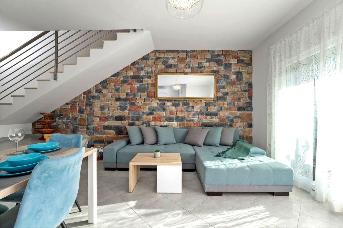 ISTRIA, UMAGO - Appartamento su due piani con giardino e piscina