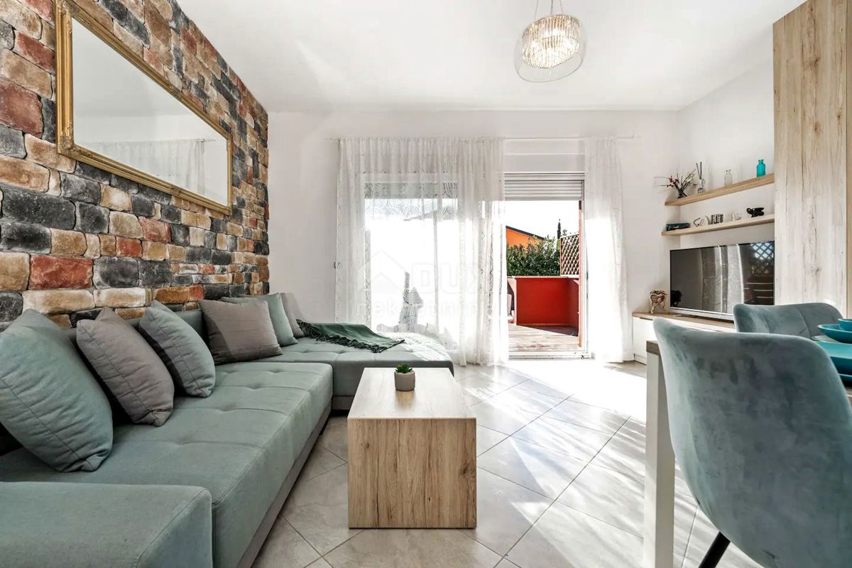 ISTRIA, UMAGO - Appartamento su due piani con giardino e piscina