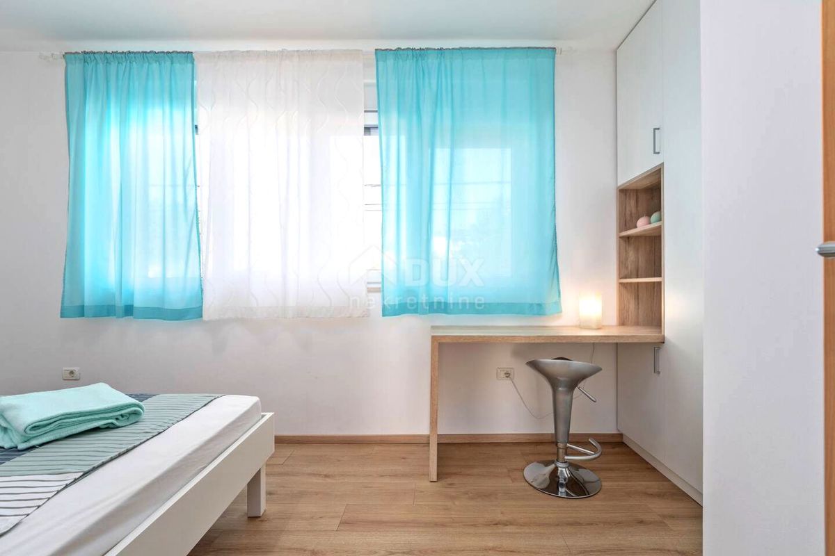 ISTRIA, UMAGO - Appartamento su due piani con giardino e piscina