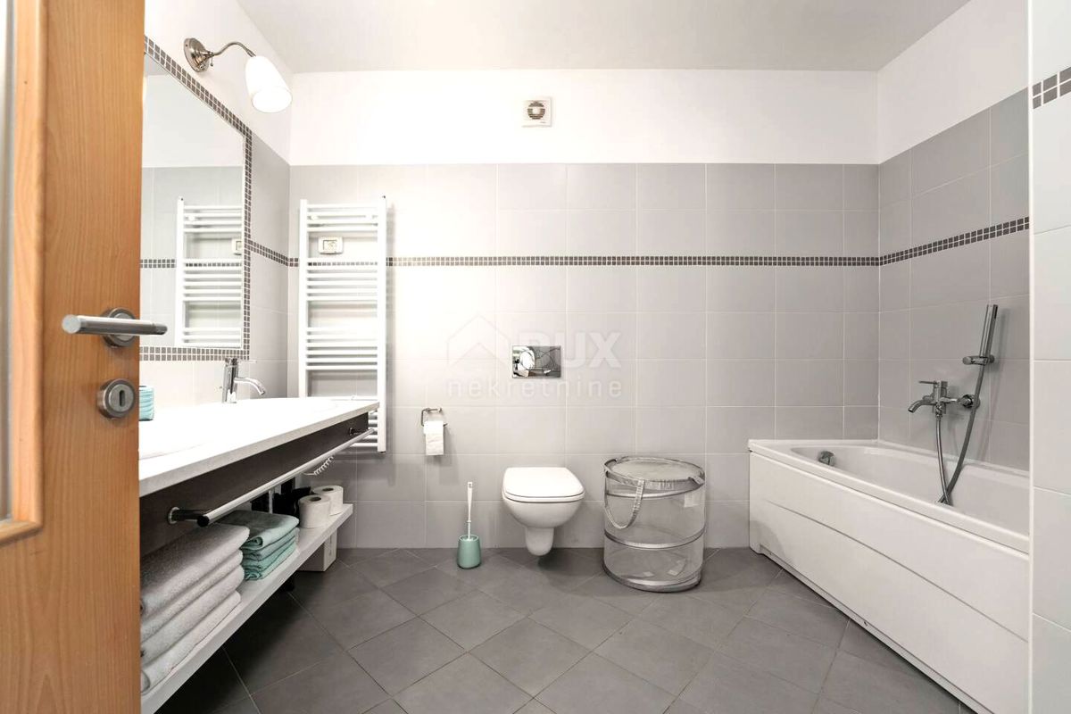 ISTRIA, UMAGO - Appartamento su due piani con giardino e piscina