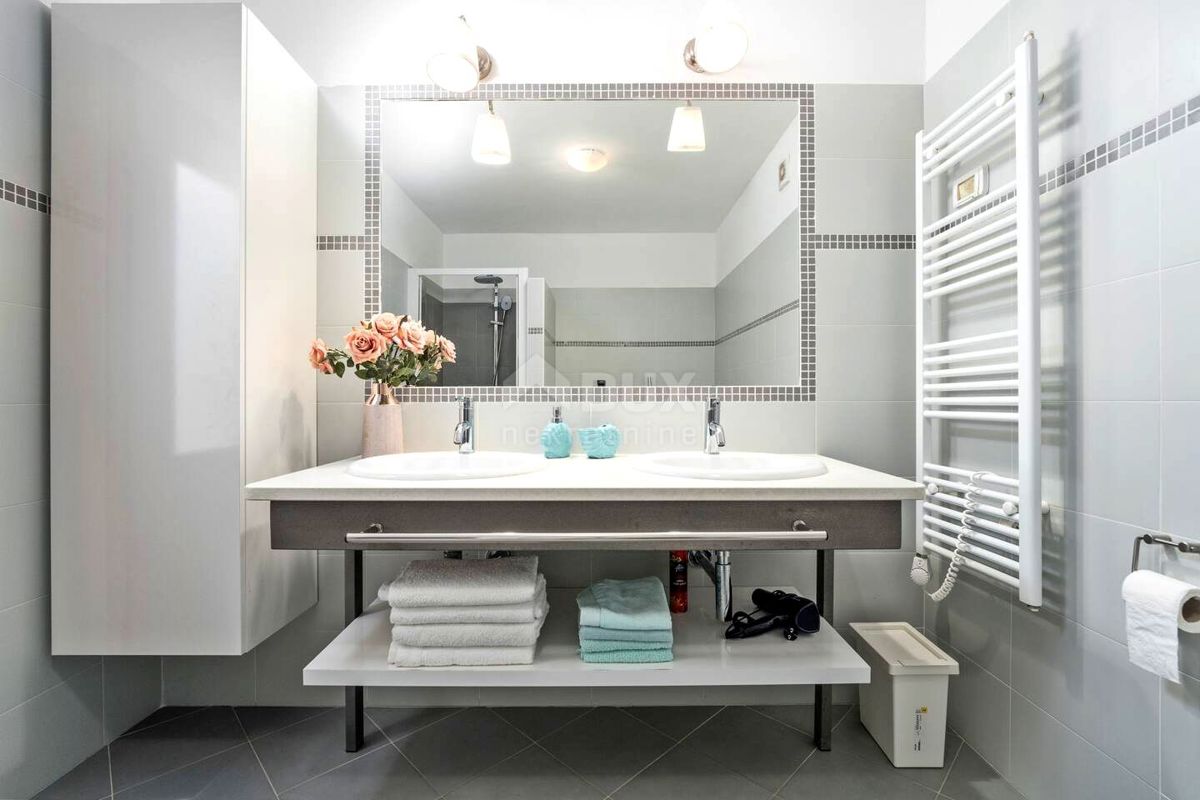 ISTRIA, UMAGO - Appartamento su due piani con giardino e piscina