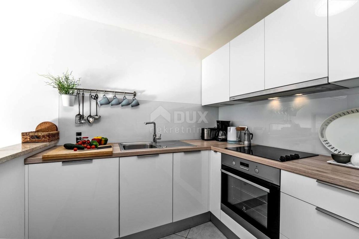 ISTRIA, UMAGO - Appartamento su due piani con giardino e piscina