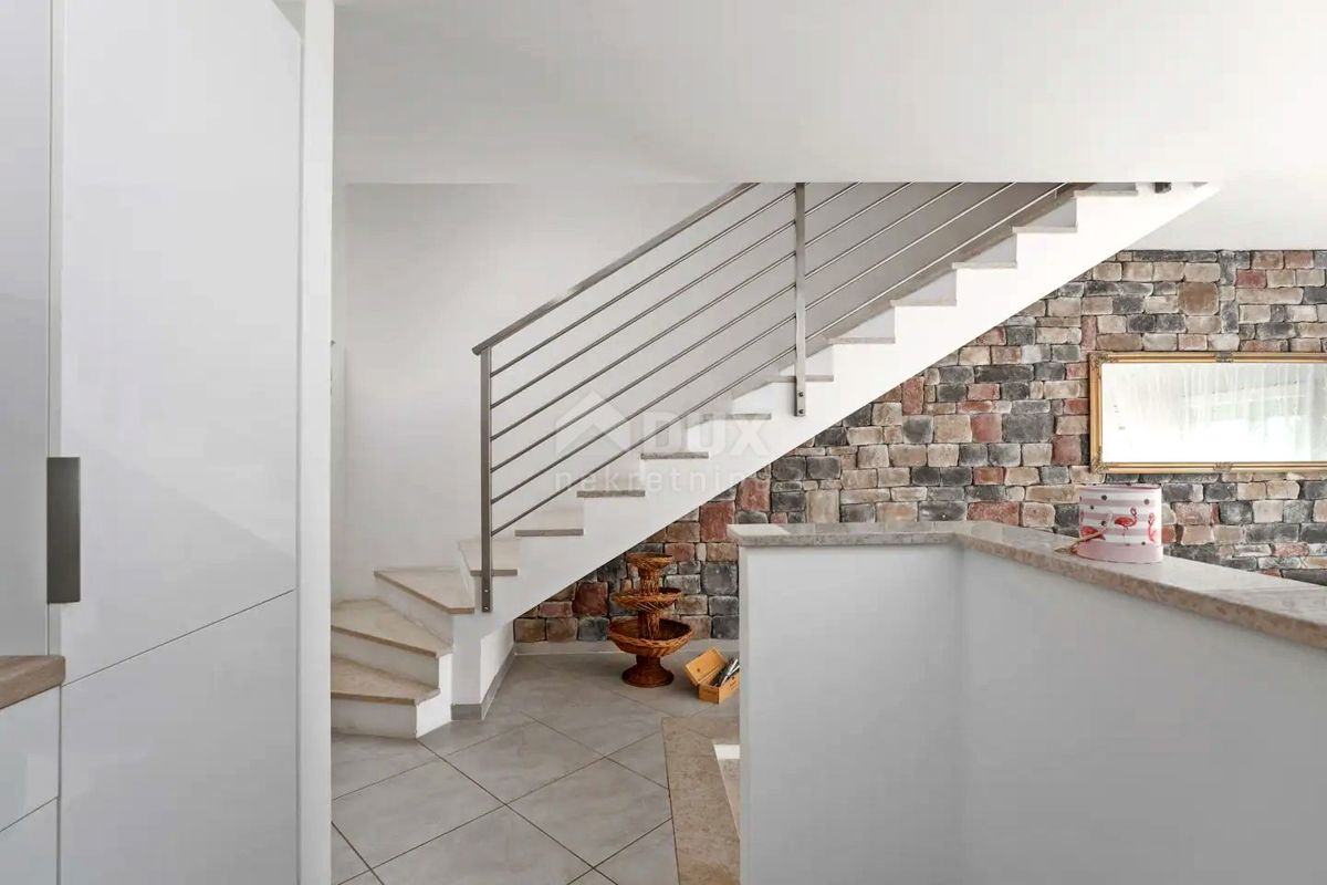 ISTRIA, UMAGO - Appartamento su due piani con giardino e piscina