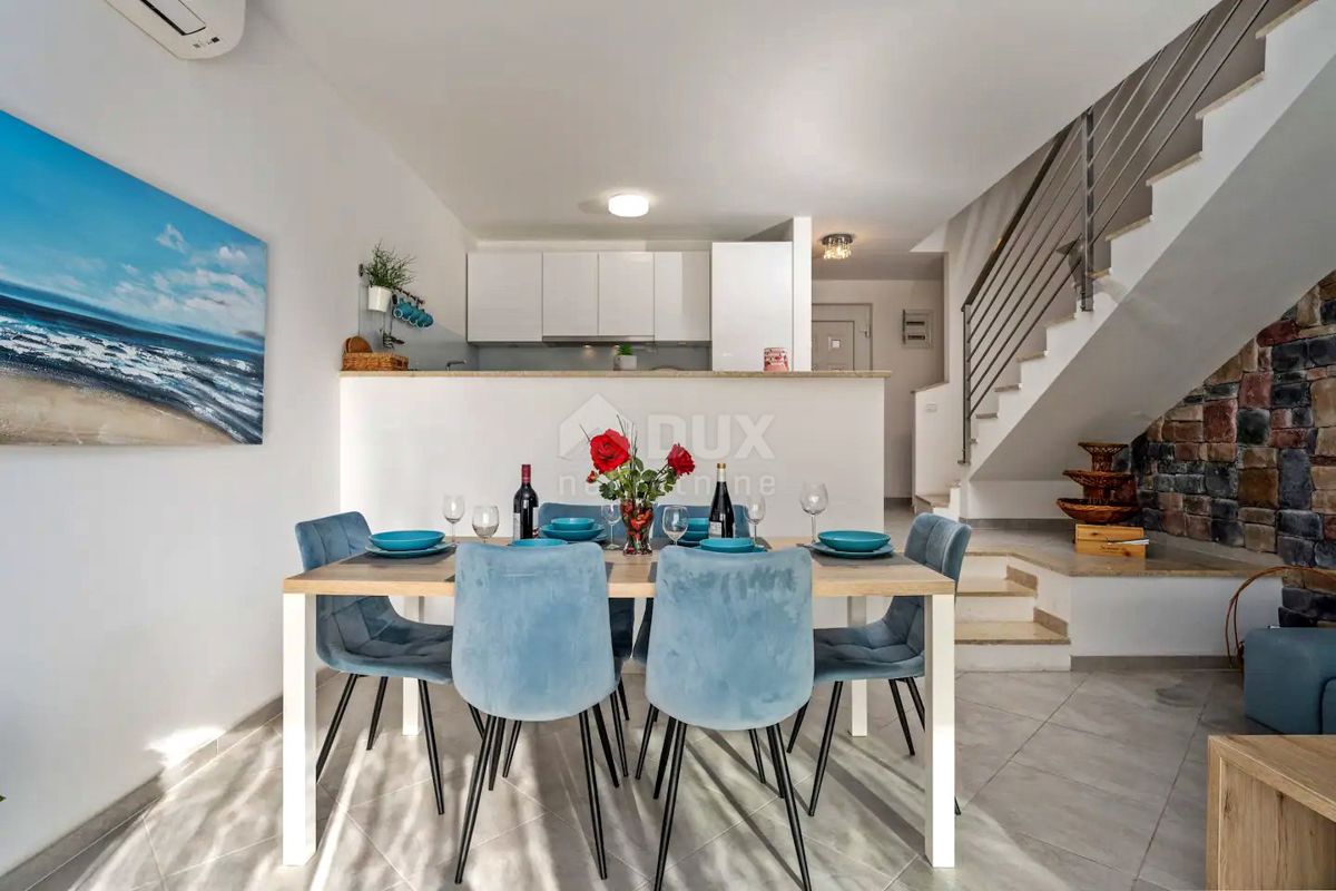 ISTRIA, UMAGO - Appartamento su due piani con giardino e piscina