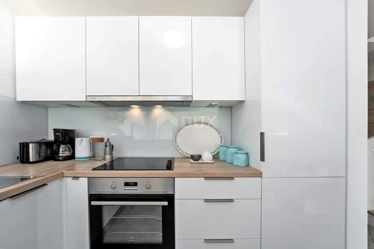 ISTRIA, UMAGO - Appartamento su due piani con giardino e piscina