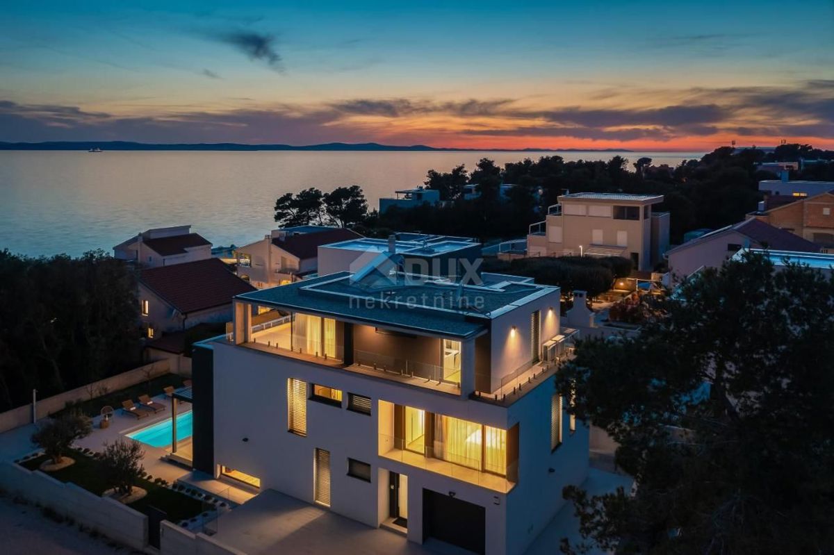 ZADAR, PETRČANE - Villa di lusso con piscina a 50 m dal mare